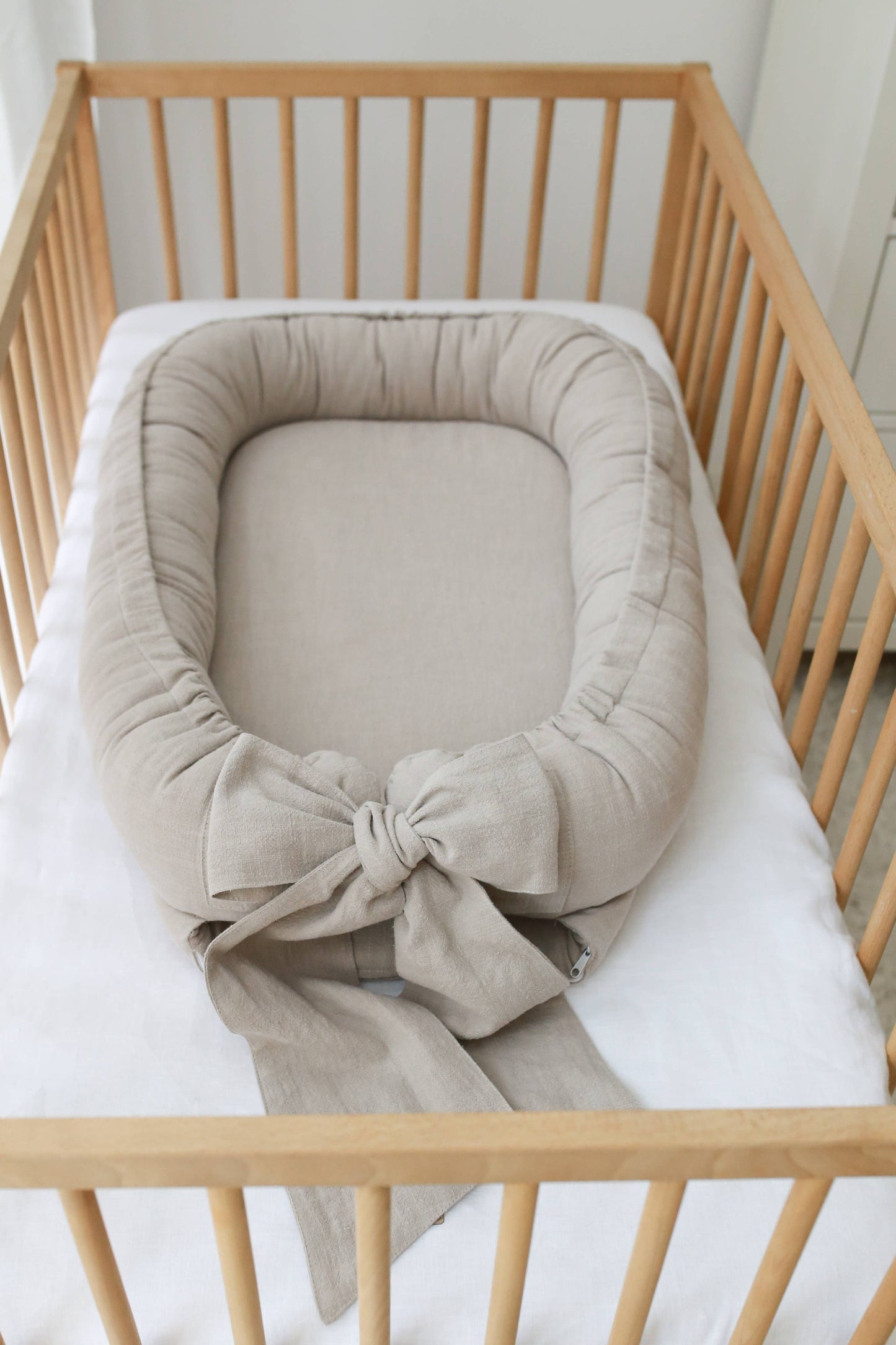 Linen babynest with bow