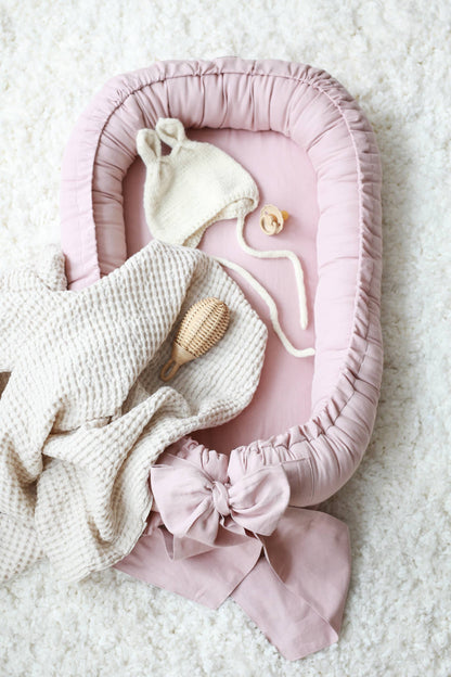 Linen babynest with bow