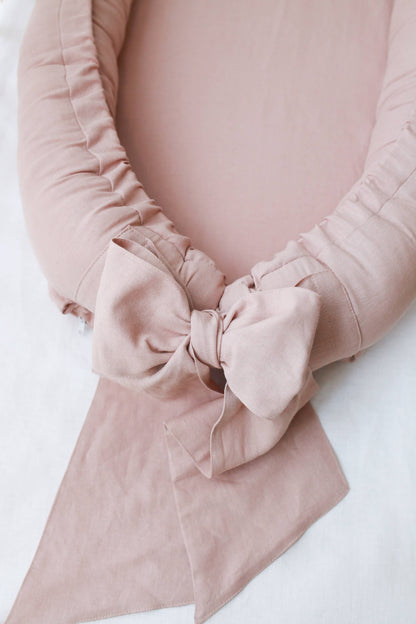 Linen babynest with bow