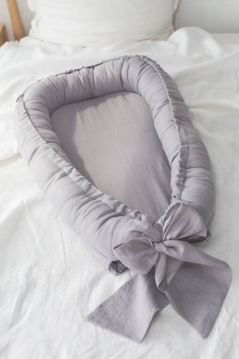 Linen babynest with bow