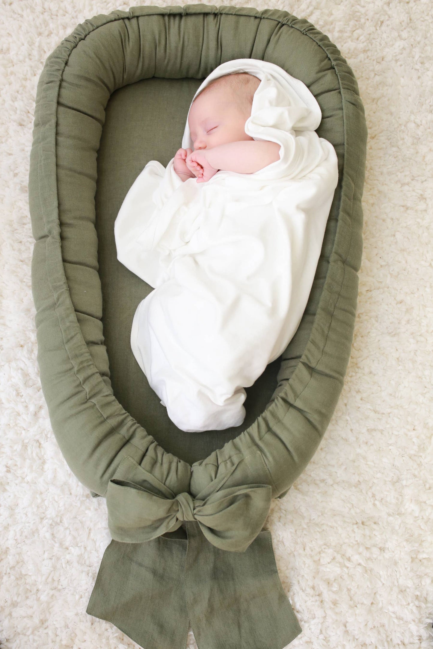 Linen babynest with bow