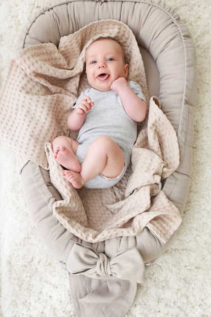 Linen babynest with bow