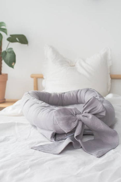 Linen babynest with bow